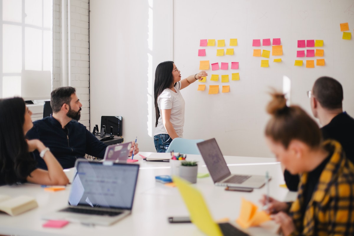 Equipo revisando reportes analíticos en un tablero